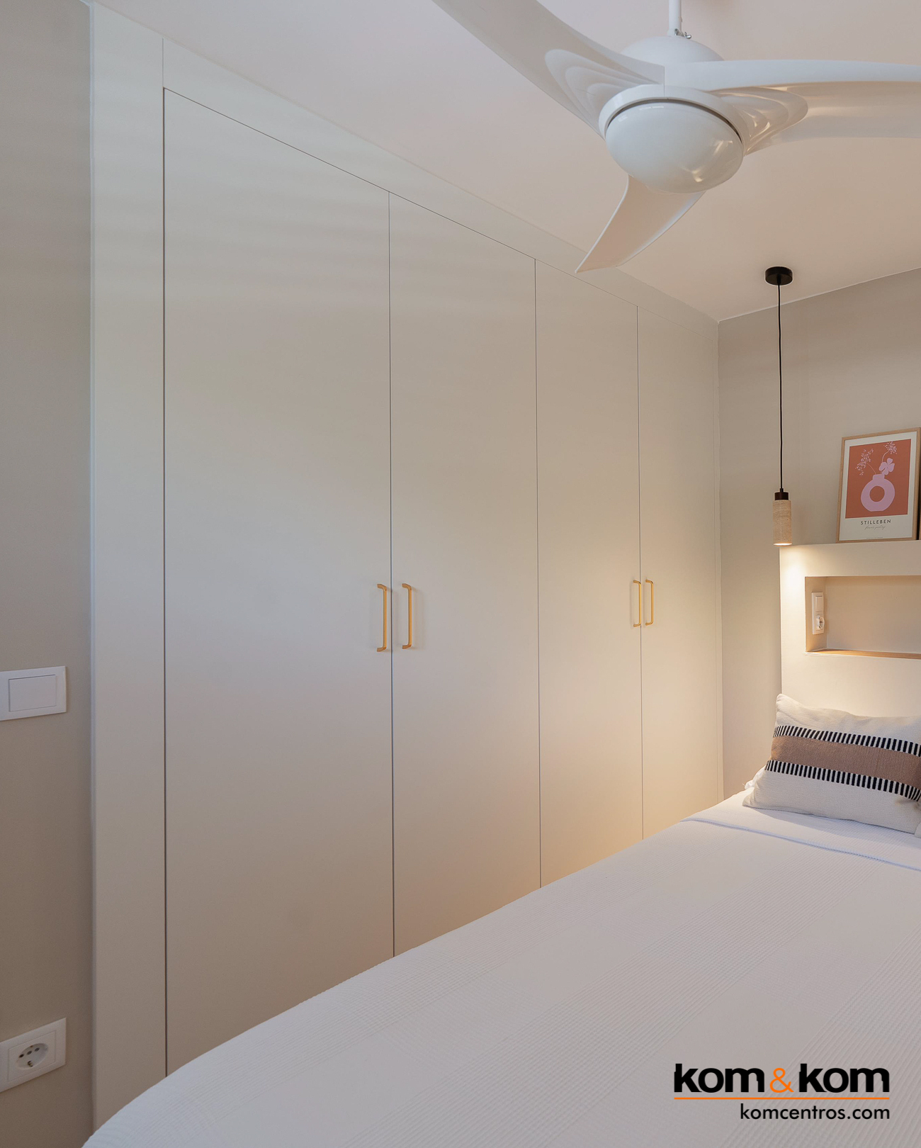 armarios empotrados hechos a medida blancos en apartamento de Benidorm